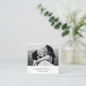 Moderne typografie fotograaf Minimale kalligrafie Vierkante Visitekaartje (Staand voorkant)
