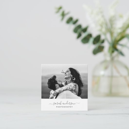 Moderne typografie fotograaf Minimale kalligrafie Vierkante Visitekaartje (Staand voorkant)