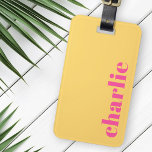 Moderne typografie geel en heet roze bagagelabel<br><div class="desc">Modern,  minimaal bagagelabel met uw aangepaste naam of tekst verticaal uitgelijnd naar rechts op een gele achtergrond.</div>
