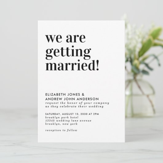 Moderne Typografie Getting Married Foto Bruiloft Kaart (Staand voorkant)