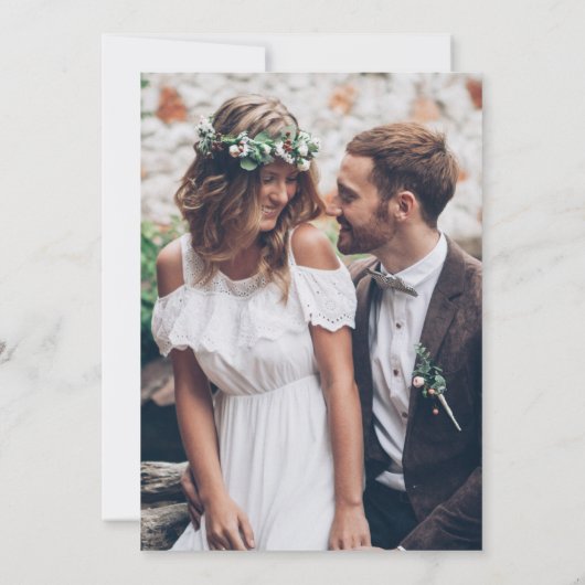 Moderne Typografie Getting Married Foto Bruiloft Kaart (Achterkant)