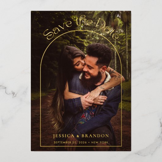 Moderne Typografie Gold Arch Foto slaat de datum o Folie Uitnodiging (Voorkant)