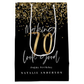 Moderne typografie goud glitter chic 70ste verjaar medium cadeauzakje (Achterkant)