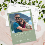 Moderne Typografie Groene Minimalistische Foto Briefkaart<br><div class="desc">Zeg dank je in stijl met deze moderne en zeer trendy trouwfoto bedankt jullie briefkaarten. Het ontwerp is gemakkelijk te personaliseren met je eigen formulering en je familie en vrienden zullen blij zijn als ze deze geweldige dank ontvangen. Overeenkomende objecten zijn te vinden in het collectie.</div>
