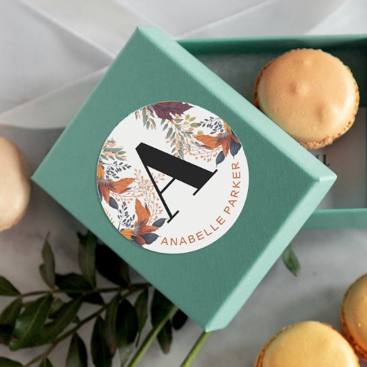 Moderne typografie Herfstbladeren Naam Monogram  Ronde Sticker