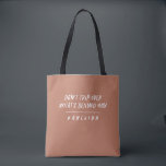 Moderne typografie maak je geen zorgen citaat terr tote bag<br><div class="desc">Moderne typografie maak je geen zorgen ga niet struikelen over wat er achter je zit en citeer terracotta-ontwerp.</div>
