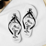 Moderne Typografie "Maid of Honor" Teenslippers<br><div class="desc">Gepersonaliseerde Bridal party teenslippers met een stijlvolle en trendy script typografie. Pas met het monogram van de bruid en de bruidegom, huwelijksdatum, en de naam van de Meester van eer voor een van een soort ontwerp aan! Op zoek naar een aangepaste kleur? Geen probleem! Stuur gewoon uw verzoek naar heartlockedstudio...</div>