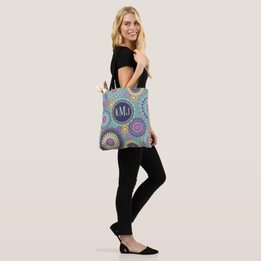Moderne Typografie Monogram Gepersonaliseerd Tote Bag (Op model)