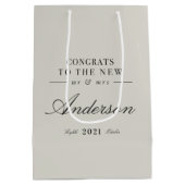Moderne typografie Mr en Mrs bruiloft Medium Cadeauzakje (Achterkant)