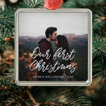 Moderne typografie Onze eerste kerstpaar foto Metalen Ornament<br><div class="desc">Een moderne typografie voor dit collectie van fotoversieringen. Aanpassen met je favoriete afbeelding. U kunt de kleur van de doopvont in uw het houden ook gemakkelijk veranderen.</div>