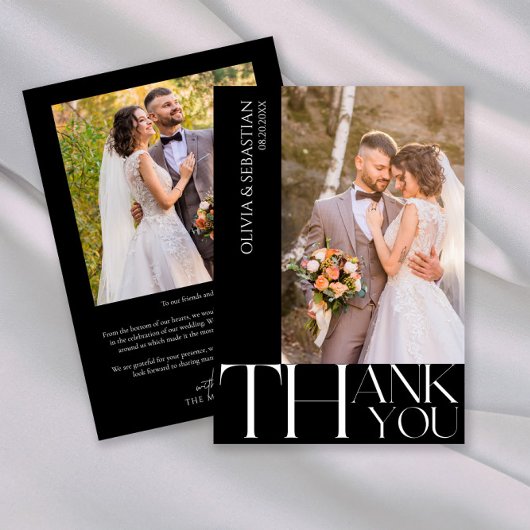Moderne typografie op zwarte huwelijksfoto bedankkaart