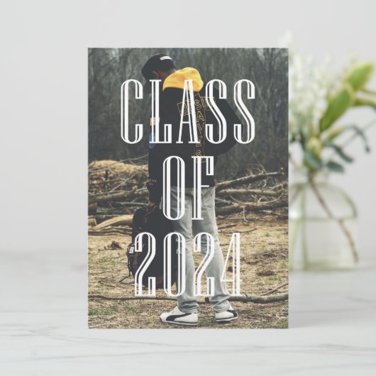Moderne Typografie Overlay Klasse van 2024 Afstude Kaart (Staand voorkant)