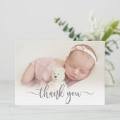 Moderne Typografie Pasgeboren Baby Foto Dank u Bedankkaart (Staand voorkant)
