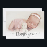 Moderne Typografie Pasgeboren Baby Foto Dank u Bedankkaart<br><div class="desc">Eenvoudige moderne elegante kalligrafie script foto pasgeboren Baby dank u geboorte aankondiging Kaart. Beschikt over een mooie "dank u" tekst in een handgeschreven kalligrafie swash tail lettertype script in grijs. Vooraf gemaakte persoonlijke boodschap aan de achterkant in zwart-wit. Geweldig voor baby meisje of baby jongen. Gemakkelijk te personaliseren met uw...</div>