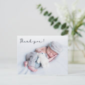 Moderne Typografie Pasgeboren Baby Foto Dank u Briefkaart (Staand voorkant)