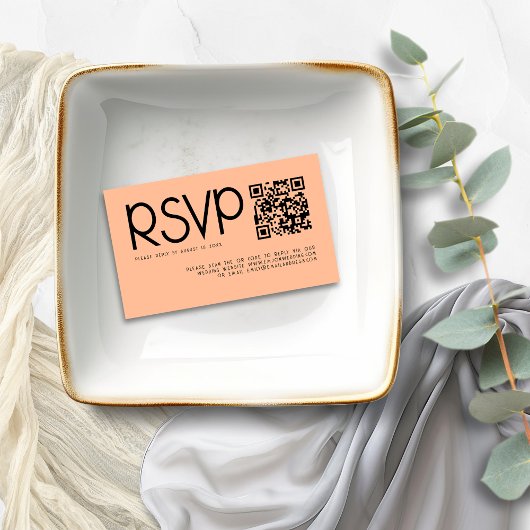 Moderne Typografie QR Code Peach Bruiloft RSVP Informatiekaartje