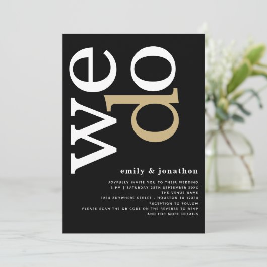 Moderne typografie QR Code White Gold Black Weddin Kaart (Staand voorkant)