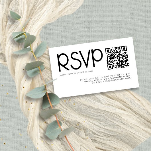 Moderne Typografie QR Code Zwart Wit Bruiloft RSVP Informatiekaartje