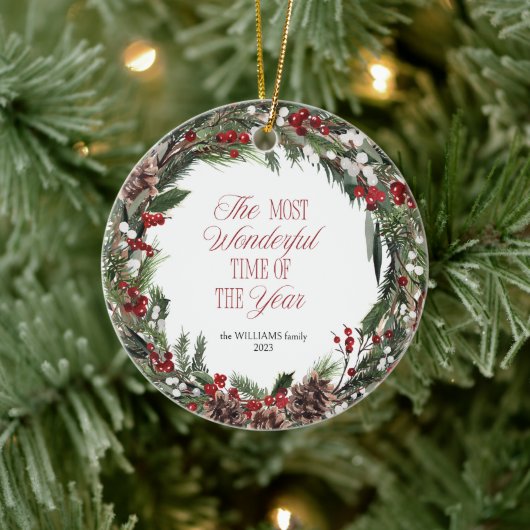 Moderne Typografie Red Berry krans Kerstmis Keramisch Ornament (Boom)