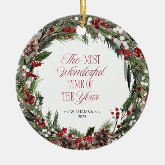 Moderne Typografie Red Berry krans Kerstmis Keramisch Ornament (Voorkant)