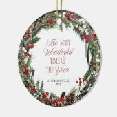 Moderne Typografie Red Berry krans Kerstmis Keramisch Ornament (Links)