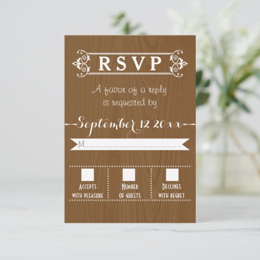 Moderne typografie rustieke houten bruiloft RSVP Kaartje (Staand voorkant)