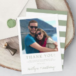 Moderne Typografie Sage Green Minimalistic Wedding Bedankkaart<br><div class="desc">Zeg dank je in stijl met deze moderne en zeer trendy trouwfoto bedankt je kaarten. Het ontwerp is gemakkelijk te personaliseren met je eigen foto en formulering en je familie en vrienden zullen opgewonden zijn als ze deze geweldige dankbaarheid krijgen. Overeenkomende objecten zijn te vinden in het collectie.</div>