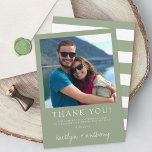 Moderne Typografie Sage Green Minimalistic Wedding Bedankkaart<br><div class="desc">Zeg dank je in stijl met deze moderne en zeer trendy trouwfoto bedankt je kaarten. Het ontwerp is gemakkelijk te personaliseren met je eigen foto en formulering en je familie en vrienden zullen opgewonden zijn als ze deze geweldige dankbaarheid krijgen. Overeenkomende objecten zijn te vinden in het collectie.</div>