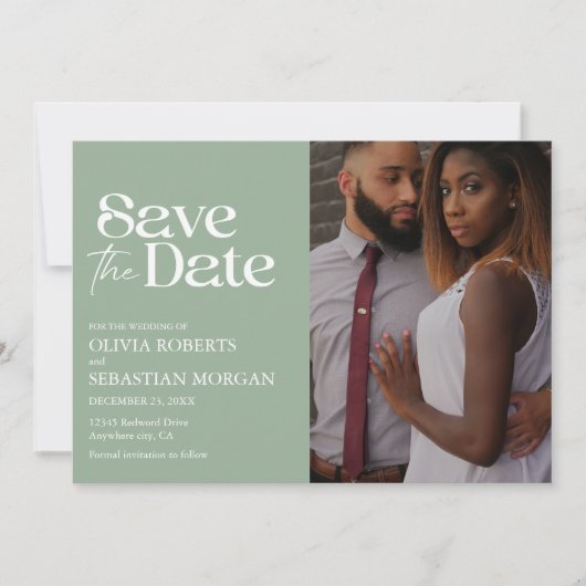 Moderne Typografie Sage Groene Foto Bruiloft Save The Date (Voorkant)