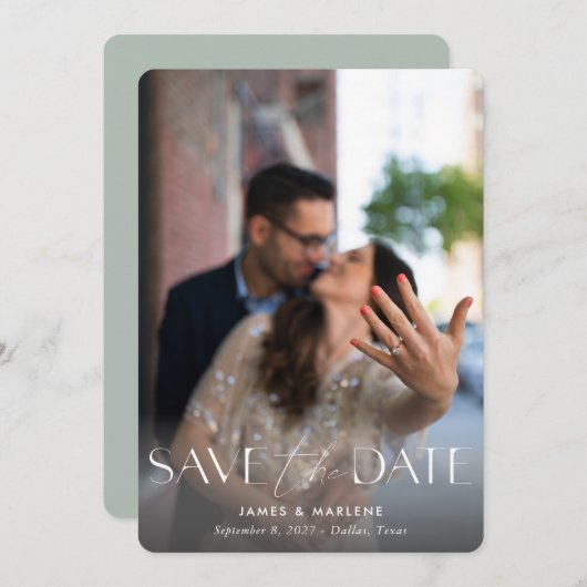 Moderne Typografie Sage Groene Foto Bruiloft Save The Date (Voorkant / Achterkant)