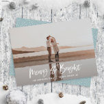 Moderne typografie script bluephoto Kerstmis Feestdagenkaart<br><div class="desc">Merry & Bright modern fotokerstkaartje. Modern ontwerp voor zwarte en witte feestdagen. De tekst van het manuscript met een moderne rand. Met de hand geschilderde polka stip spotty backer. Verander de backerkleur om aan te passen.</div>