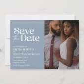 Moderne Typografie Stoffig Blauw Foto Bruiloft Save The Date (Voorkant)