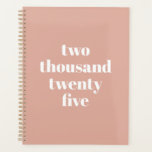 Moderne typografie stoffige roze aangepaste jaar t planner<br><div class="desc">Minimalistische stoffige roze en witte moderne typografie op maat jaar,  tekst Planner. Volledig aanpasbare witte stijlvolle serif tekst,  stoffige roze effen achtergrond. U kunt het personaliseren met jouw naam,  initialen,  monogram,  jaar,  enz. of gewoon verwijderen van de tekst,  en laat de effen effen zwarte kleur.</div>