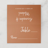 Moderne typografie terracotta moderne bruiloft plaatskaartje (Buitenkant ongevouwen)