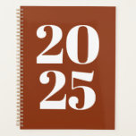 Moderne typografie terracotta op maat jaar monogra planner<br><div class="desc">Minimalistische terracotta en witte moderne typografie op maat eenvoudige elegante Planner. Aangepaste witte serif tekst,  terracotta effen achtergrond. U kunt het personaliseren met jouw naam,  initialen,  monogram,  jaar,  enz. of gewoon de tekst te verwijderen,  en laat de zwarte effen zwarte effen zwarte kleur.</div>