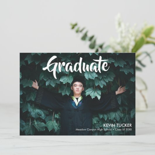 Moderne Typografie Trendy Boys Foto Afstuderen Aankondiging (Staand voorkant)