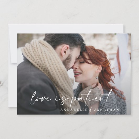 Moderne typografie trouwen uitgesteld bewaar de da save the date (Voorkant)