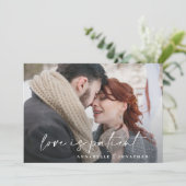 Moderne typografie trouwen uitgesteld bewaar de da save the date (Staand voorkant)