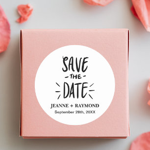 Moderne typografie trouwkaart 'save the date' op m ronde sticker