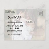 Moderne Typografie Twee Foto Wedding Save the Date Aankondigingskaart (Achterkant)