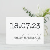 Moderne typografie van schrijfmachine-huwelijk uit save the date (Staand voorkant)