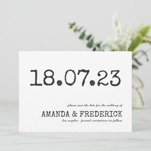 Moderne typografie van schrijfmachine-huwelijk uit save the date (Staand voorkant)