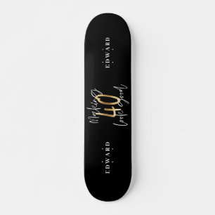 Moderne typografie voor zwart en goud 40e verjaard persoonlijk skateboard