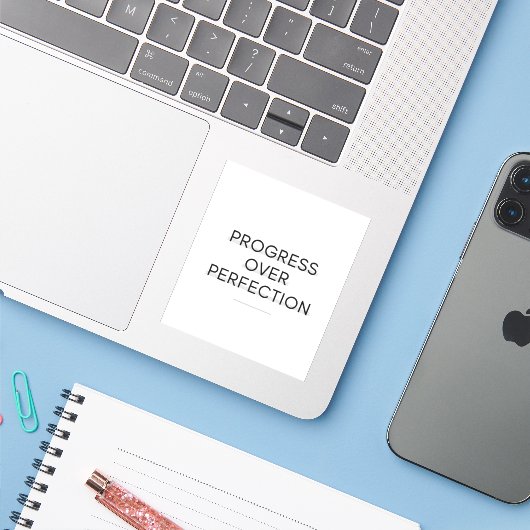 Moderne typografie vooruitgang boven perfectie tek sticker (Laptop met iPhone)