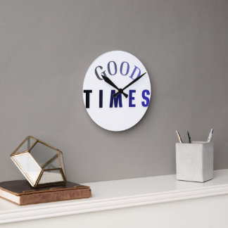 Moderne typografie wandklok voor goede tijden