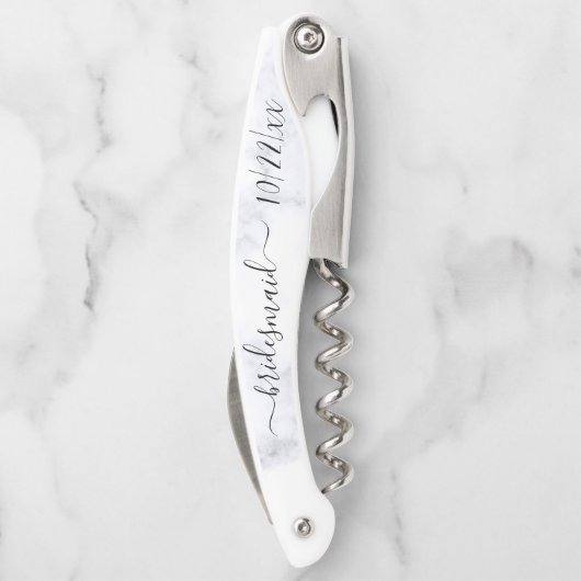 Moderne Typografie Weddenschap Bridesmaid Kurkentrekker (Achterkant)