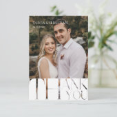 Moderne Typografie Witte Overlay Tekst Trouwfoto Bedankkaart (Staand voorkant)