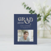 Moderne typografie zilveren glitter-afstuderen aankondigingskaart (Staand voorkant)