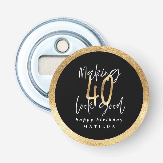 Moderne typografie zwart en goud 40e verjaardag button flesopener (Voorkant)