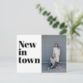 Moderne Typografie Zwart Foto Nieuw Home Moving Aankondigingskaart (Staand voorkant)
